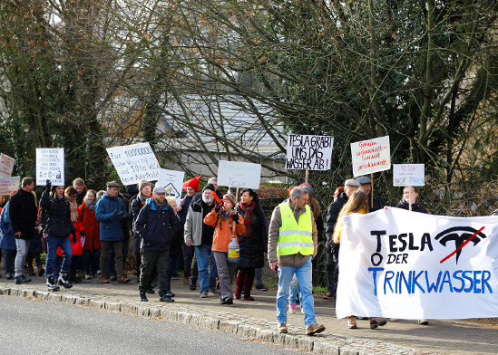 הפגנה של מקומיים נגד המפעל של טסלה / צילום: PAWEL KOPCZYNSKI, רויטרס