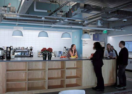 בית קפה במשרדים של פייסבוק, עוד בימים שלפני הקורונה / צילום: Elise Amendola, Associated Press