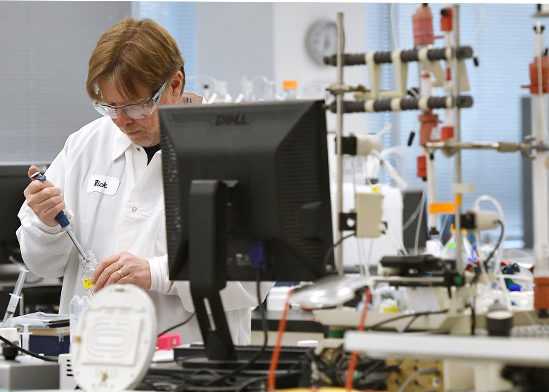 חוקר במעבדת ביוטכנולוגיה בארה"ב עובד במסגרת חיפוש אחר חיסון לנגיף הקורונה / צילום: Jessica Hill, Associated Press