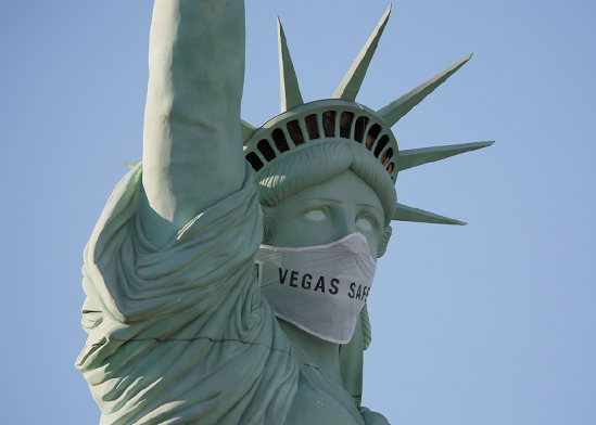 "פסל החירות" בלאס וגאס עוטה מסכת ענק בסוף השבוע  / צילום: John Locher, Associated Press