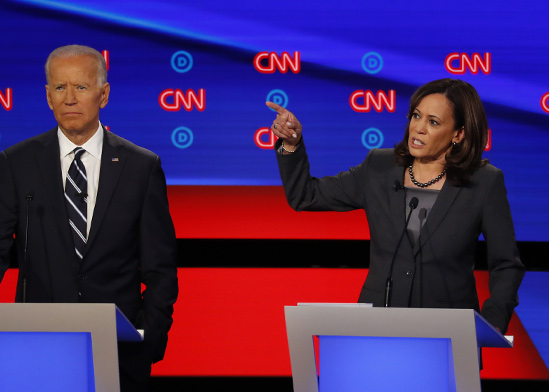 האריס וביידן בעימות בין המתמודדים הדמוקרטים על מועמדות המפלגה לנשיאות ארה"ב / צילום: Paul Sancya, Associated Press
