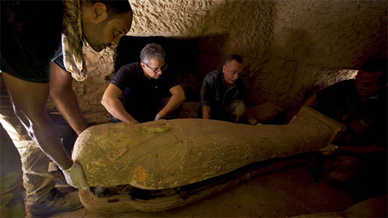 צוות הארכיאולוגים עם אחד הארונות באוסף שהתגלה / צילום: משרד התיירות והעתיקות של מצרים