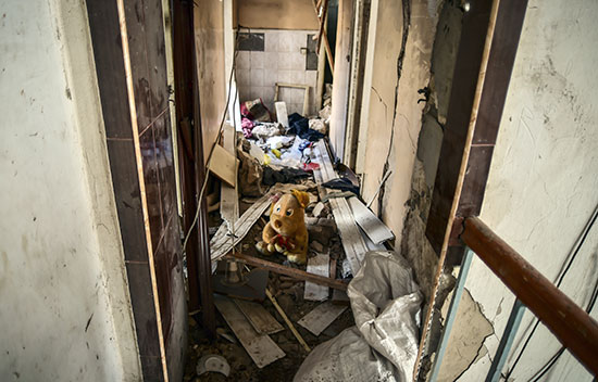 צעצועים וחפצים נוספים שנותרו מאחור בדירה הרוסה בעיר גנז'ה / צילום: Ismail Coskun, Associated Press