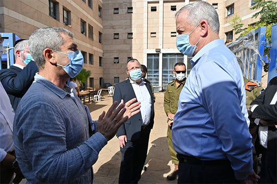 שר הביטחון גנץ במתחם הבדיקות בבני ברק / צילום: אריאל חרמוני, משרד הביטחון, יח"צ שר הביטחון גנץ במתחם הבדיקות בבני ברק / צילום: אריאל חרמוני, משרד הביטחון, יח"צ