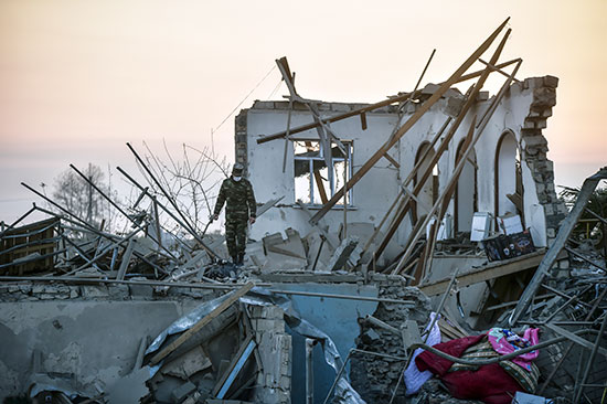 חייל אזרי מחפש אחר ניצולים תחת ההריסות / צילום: Associated Press