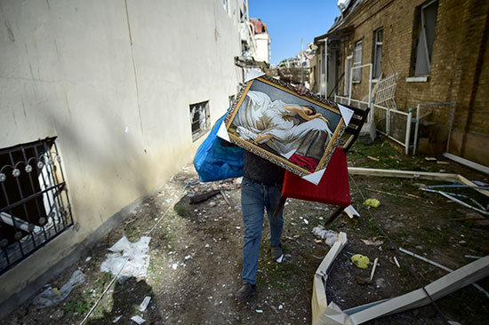 תושבים נסים מבתיהם המופצצים עם הרכוש שנשאר / צילום: Ismail Coskun, Associated Press