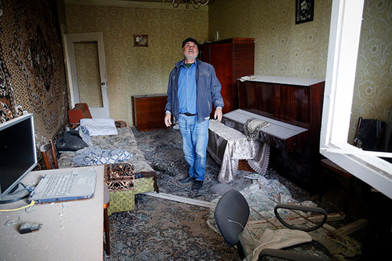 שטיחים שפרוסים מקיר לקיר ומהרצפה לתקרה, שכל כך מאפיינים את המסורת הן הארמנית והן האזרית, וכמובן פסנתר, שנשארו לאחר ההריסות מההפצצות / צילום: Associated Press