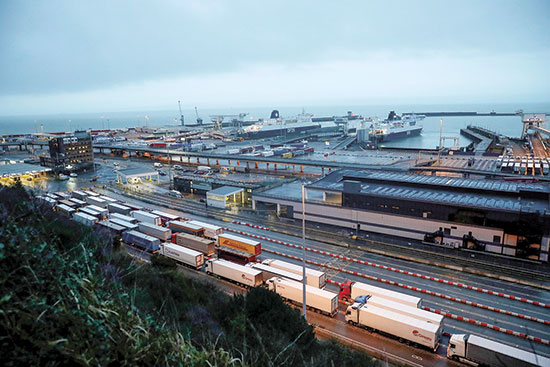 הכניסה לנמל דובר באנגליה. הממשלה הבריטית צופה פקקים של כ־7,000 משאיות ביום אם לא יהיה הסכם סחר חופשי  / צילום: Matt Dunham, Associated Press