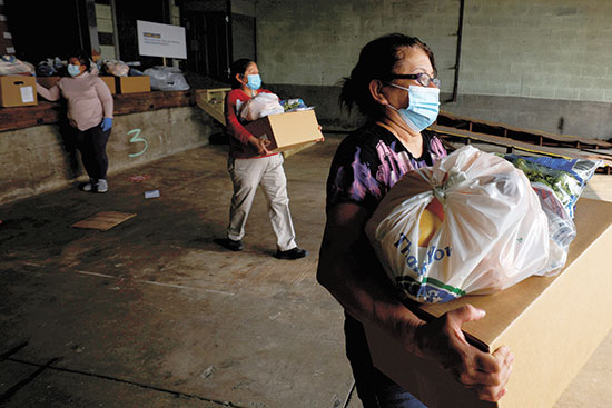 אזרחים אוספים תרומות מזון במסצ'וסטס, ספטמבר / צילום: Brian Snyder, רויטרס