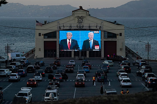העימות בין ביידן לטראמפ משודר בדרייב־אין בסן פרנסיסקו / צילום: Jeff Chiu, Associated Press