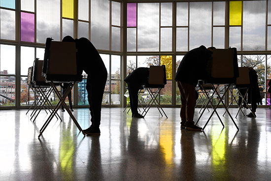 בוחרים מכניסים את בחירתם לקלפי בקונטיקט / צילום: Jessica Hill, Associated Press
