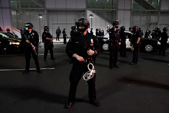 שוטרים בלוס אנג'לס עומדים על המשמר מפני מהומות בליל הבחירות / צילום: Jae C. Hong, Associated Press