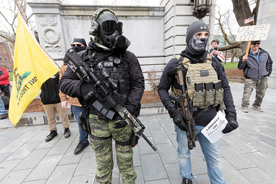 חמושים בהפגנה בניו המפשייר, בסוף השבוע / צילום: Michael Dwyer, Associated Press