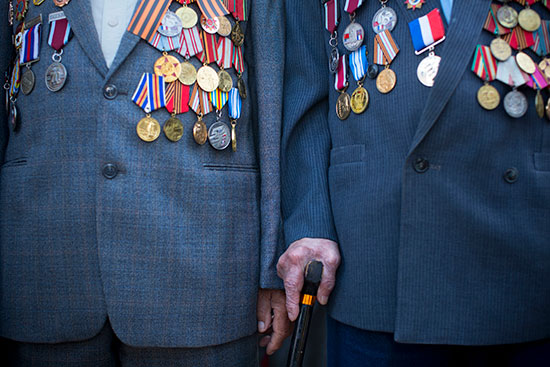 וטרנים של הצבא האדום ממלחמת העולם השניה, נושאים מדליות שקיבלו בקרבות שנלחמו בהם, במצעד רחוב, אשדוד, 2017 / צילום: Oded Balilty, Associated Press