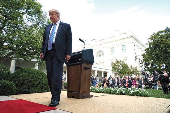 הנשיא טראמפ בסוף מסיבת עיתונאים בגן הוורדים בבית הלבן ביום שני / צילום: Evan Vucci, Associated Press