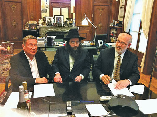 מימין: אלשטיין, הרב יאשיהו פינטו ונוחי דנקנר בחתימת השותפות / צילום: יח"צ