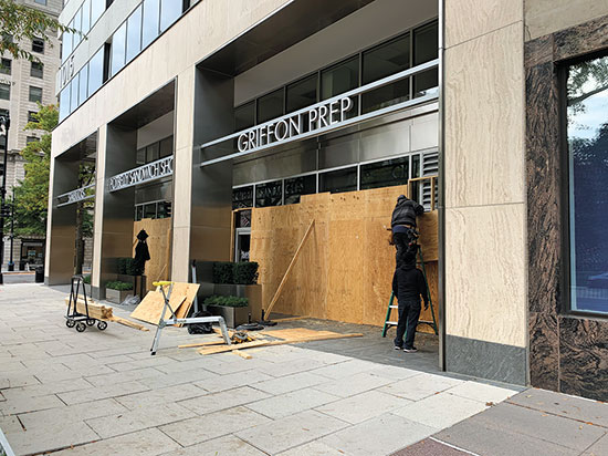 בתי עסק בוושינגטון החלו לכסות בלוחות עץ את חלונות הראווה שלהם מהחשש למהומות לאחר הבחירות / צילום: תמונה פרטית