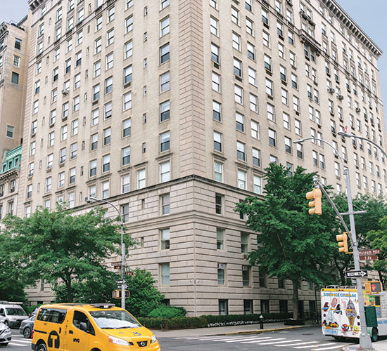 הבניין במנהטן בשדרה החמישית שבו הדירה. שוויה מוערך בעשרות מיליוני ש' / צילום: Fiton Djonbaljaj