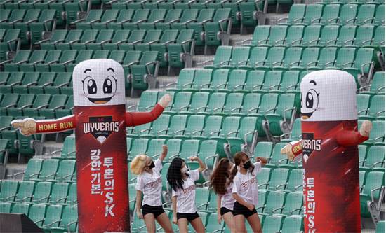 מעודדות מופיעות בפני יציע ריק במשחק בייסבול בדרום קוריאה / צילום: Lee Jin-man, AP