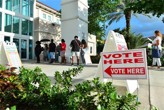 אנשים מחכים בתור כדי להצביע בבחירות המוקדמות בפלורידה / צילום: JL/Sipa USA, רויטרס