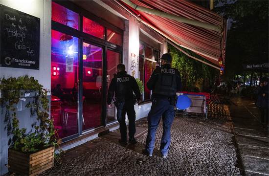 שוטרים אוכפים את העוצר הלילי במקומות הבילוי בברלין, השבוע צילום: AP-Christophe Gateau
