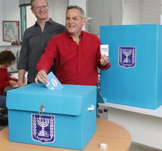 ניצן הורוביץ מצביע / צילום: רענן כהן, יח"צ ניצן הורוביץ מצביע / צילום: רענן כהן, יח"צ