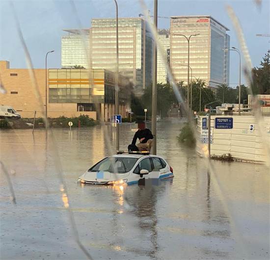 הצפות בנס ציונה / צילום: תיעוד כבאות והצלה, יח"צ הצפות בנס ציונה / צילום: תיעוד כבאות והצלה, יח"צ