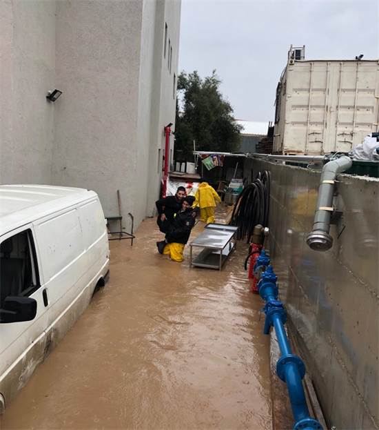 חילוץ של עובדי מאפיה בגן יבנה / צילום: תיעוד כבאות והצלה, יח"צ חילוץ של עובדי מאפיה בגן יבנה / צילום: תיעוד כבאות והצלה, יח"צ