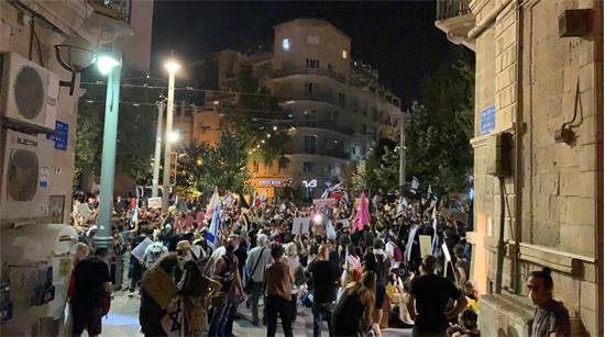 מפגינים נגד נתניהו צועדים במרכז ירושלים / צילום: מחאת הדגלים השחורים, יח"צ מפגינים נגד נתניהו צועדים במרכז ירושלים / צילום: מחאת הדגלים השחורים, יח"צ