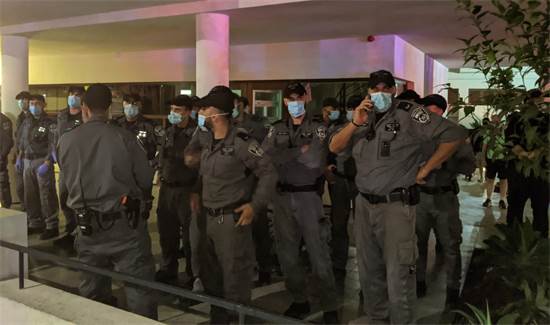 שוטרי יס"מ משקיפים על ההפגנה בת"א / צילום: רון טוביה, גלובס