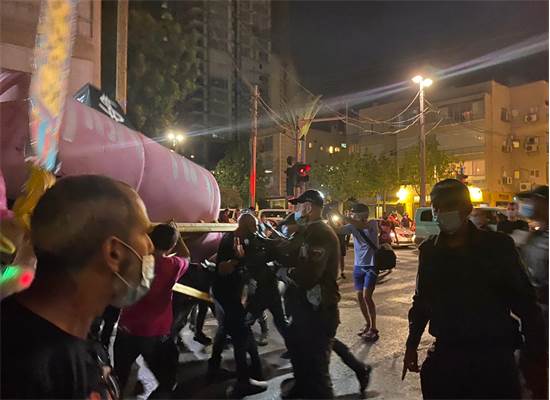 שוטרים מתעמתים מול מפגינים בת"א / צילום: בר לביא, גלובס