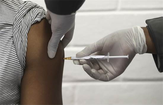 מתנדב בניסוי החיסון לקורונה של אסטרהזנקה / צילום: Siphiwe Sibeko/Pool, Associated Press