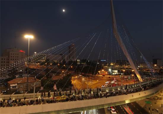 מפגינים צועדים בגשר המיתרים בירושלים / צילום: מחאת הדגלים השחורים, יח"צ מפגינים צועדים בגשר המיתרים בירושלים / צילום: מחאת הדגלים השחורים, יח"צ