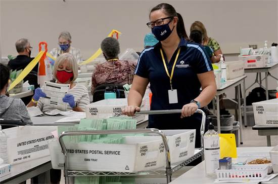 מיון של מעטפות הצבעה באריזונה / צילום: Matt York, AP
