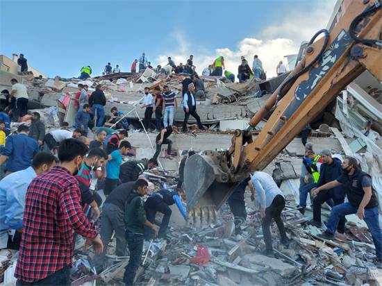 פינוי נפגעים מבניין שנהרס ברעידת האדמה בטורקיה / צילום: Tuncay Dersinlioglu, רויטרס