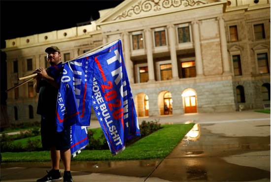 תומך טראמפ מפגין ליד בניין הממשל באריזונה  / צילום: Edgard Garrido, רויטרס