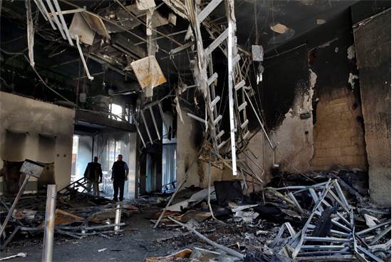 סניף בנק שנשרף בעיר טרפולי בלבנון בשל הפגנות האזרחים / צילום: Bilal Hussein, AP
