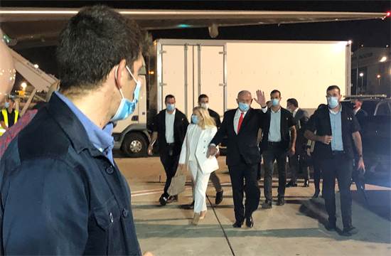 נתניהו מגיע לעבר המטוס. לא ענה על שאלות עיתונאים בטיסה / צילום: טל שניידר, גלובס