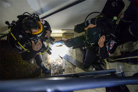 חילוץ ממעלית שהוצפה במים / צילום: יחידת התיעוד המבצעי כב"ה
