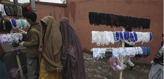 נשים קונות מסיכות פנים בפקיסטן / צילום: מוחמד סג'ד, AP