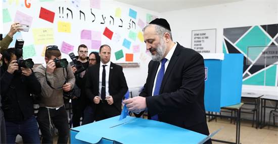 אריה דרעי מצביע / צילום: יעקב כהן, יח"צ אריה דרעי מצביע / צילום: יעקב כהן, יח"צ