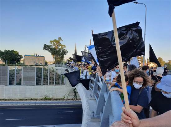 מחאת הגשרים בגשר באזור שדה יעקב / צילום: מחאת הגשרים השחורים, יח"צ מחאת הגשרים בגשר באזור שדה יעקב / צילום: מחאת הגשרים השחורים, יח"צ