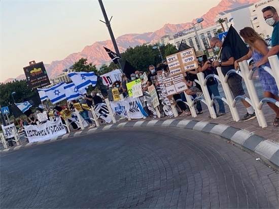 הפגנה נגד נתניהו באילת / צילום: מחאת הדגלים השחורים
