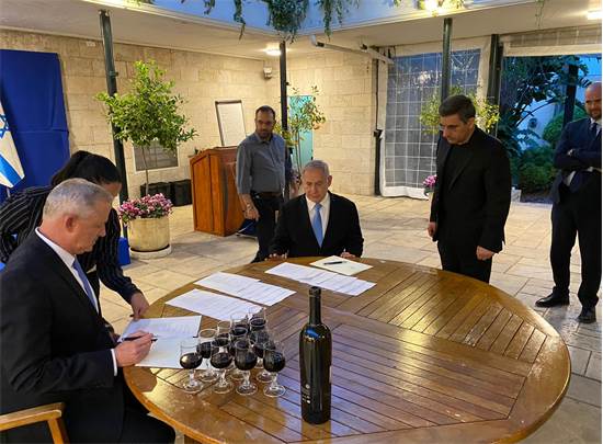 נתניהו וגנץ חותמים על הסכם לממשלת אחדות / צילום: אאורה, יח"צ נתניהו וגנץ חותמים על הסכם לממשלת אחדות / צילום: אאורה, יח"צ