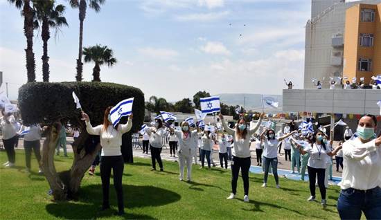 עובדי בית חולים פוריה מתרגשים בזמן שמטס חיל האוויר חולף מעליהם / צילום: דוברות משרד הבריאות, יח"צ עובדי בית חולים פוריה מתרגשים בזמן שמטס חיל האוויר חולף מעליהם / צילום: דוברות משרד הבריאות, יח"צ