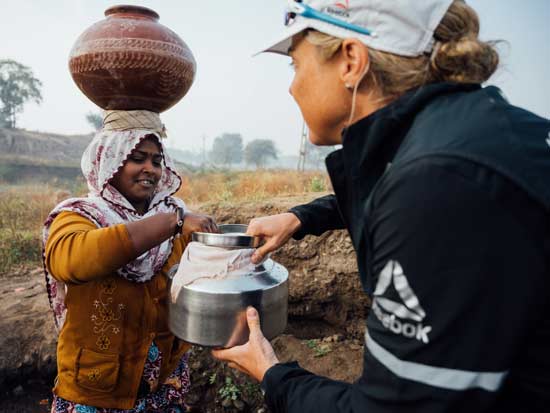  גולי עם כפרית בהודו שמביאה מים בכד, באין מים זורמים /  צילום: Kelvin-Trautman