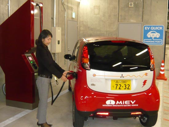 עמדת ההטענה של המכונית החשמלית i-Miev של מיצובישי