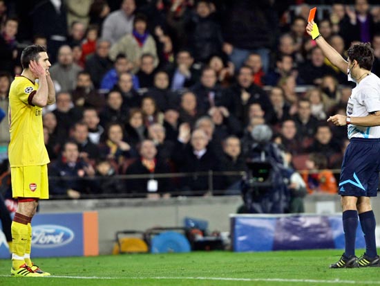 רובין ואן פרסי, שחקן ארסנל מורחק במשחק מול ברצלונה בליגת האלופות / צלם רויטרס