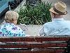 זוג קשישים יושב על ספסל ציבורי / צילום: שלומי יוסף