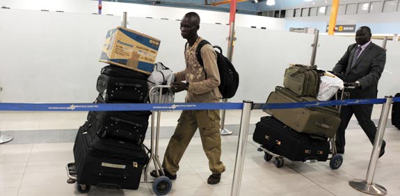 פליטים   עובדים זרים סודנים  חוזרים לארצם / צלם: לעמ 